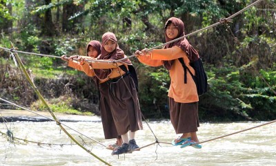 Siswa di Aceh Nekat Sebrangi Sungai Dengan Tali Baja Untuk Pergi ke Sekolah