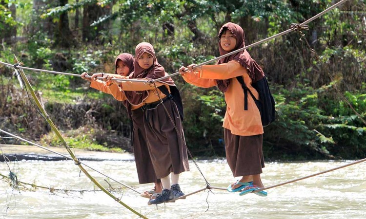 Siswa di Aceh Nekat Sebrangi Sungai Dengan Tali Baja Untuk Pergi ke Sekolah