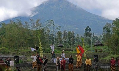 Warga Mengikuti Tradisi Merti Tirta Amerta Bhumi di Lereng Gunung Sindoro 