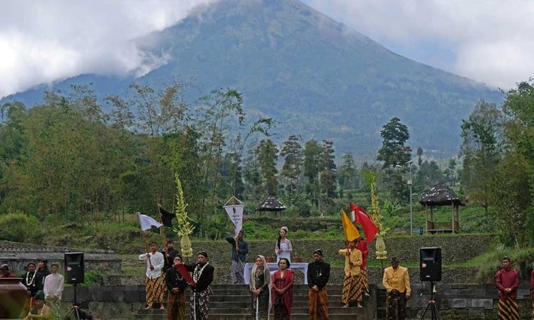 Warga Mengikuti Tradisi Merti Tirta Amerta Bhumi di Lereng Gunung Sindoro 