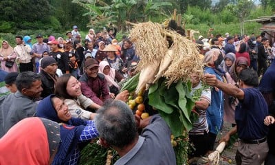 Warga Mengikuti Tradisi Merti Tirta Amerta Bhumi di Lereng Gunung Sindoro 