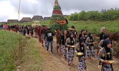 Warga Mengikuti Tradisi Merti Tirta Amerta Bhumi di Lereng Gunung Sindoro 