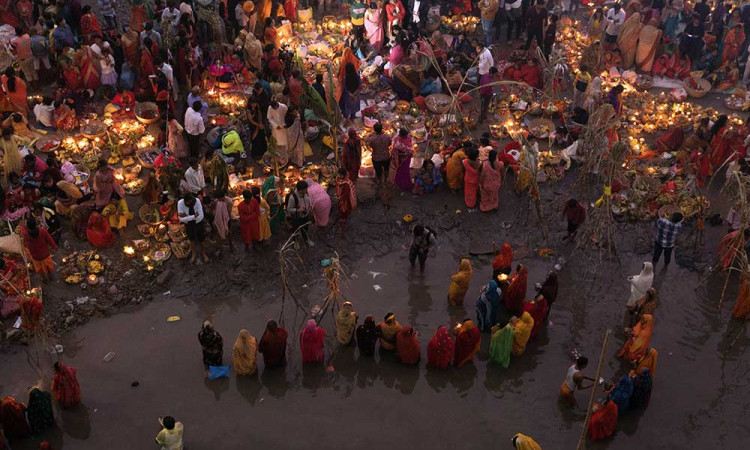 Ritual Menyembah Dewa Matahari di Tepi Sungai Yamuna India