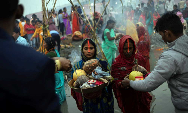Ritual Menyembah Dewa Matahari di Tepi Sungai Yamuna India