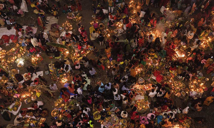 Ritual Menyembah Dewa Matahari di Tepi Sungai Yamuna India