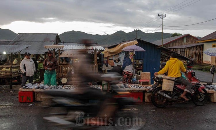 Transaksi Digital di Pasar Tradisional Cancar, NTT