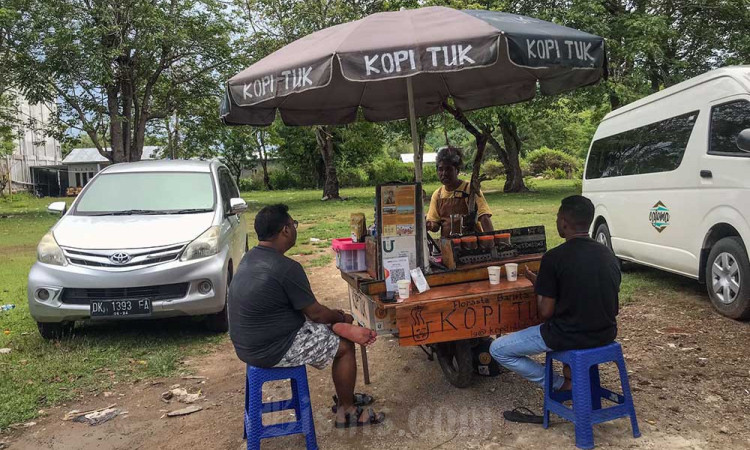 Mencicipi Kopi Kelilling Khas Flores di Labuan Bajo