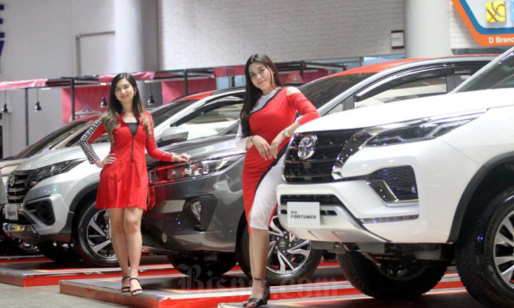 Bisnis/Paulus Tandi Bone  KALLA TOYOTA CARNAVAL  Pameran otomotif bertajuk Kalla Toyota Carnaval di Makassar, Sulawesi Selatan, Rabu (9/11). Kalla Toyota sepanjang tahun 2022 memperlihatkan konsistensinya memimpin market share otomotif wilayah penjualanny