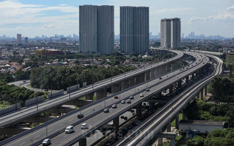 Sejumlah kendaraan melintas di jalan tol layang Jakarta-Cikampek (Japek) atau jalan tol Mohamed Bin Zayed (MBZ) di Bekasi, Jawa Barat, Senin (21/11/2022). PT Nusantara Infrastructure Tbk. (META) optimistis dapat mencapai pertumbuhan kinerja dua digit dalam 2 tahun ke depan, seusai resmi mengakuisisi 40% saham jalan tol Mohamed Bin Zayed (MBZ). Bisnis/Arief Hermawan P