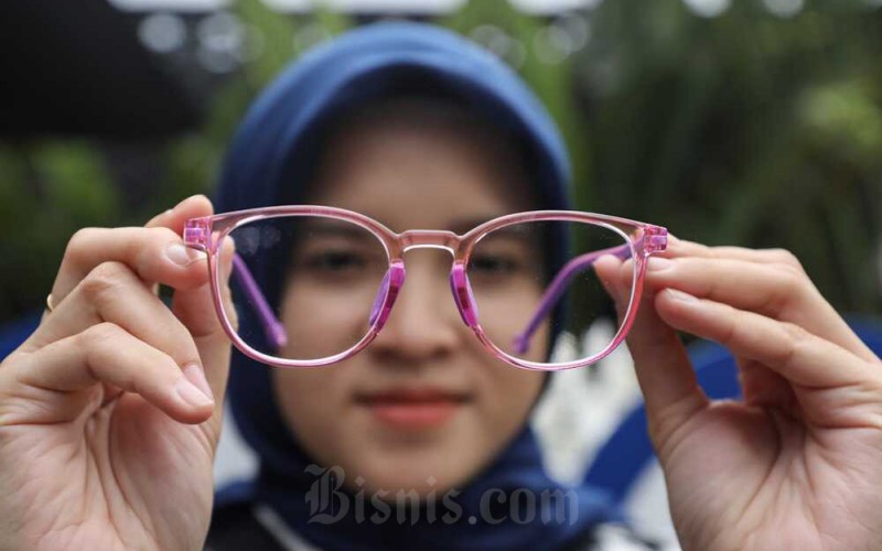Pengunjung mengamati kacamata yang menggunakan lensa MiYOSMART di Jakarta, Rabu (23/11/2022). Hoya Vision Care memperkenalkan MiYOSMART, yakni sebuah lensa cerdas dalam menahan pertumbuhan mata minus atau Myopia pada anak. Lensa ini didesain dengan fitur yang aman digunakan anak-anak, tahan benturan, hingga perlindungan sinar UV. Bisnis/Arief Hermawan P