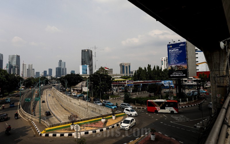 Kendaraan melintas dengan latar jajaran gedung bertingkat di Jakarta, Minggu (27/11/2022). Gubernur Bank Indonesia Perry Warjiyo menyampaikan, BI sangat berhati-hati dalam menyusun asumsi makro ekonomi pada 2023 dikarenakan gejolak dan ketidakpastian global yang sangat tinggi. Bank Indonesia (BI) memperkirakan pertumbuhan ekonomi Indonesia akan mencapai 4,37 persen pada tahun depan atau 2023. Bisnis/Abdurachman 