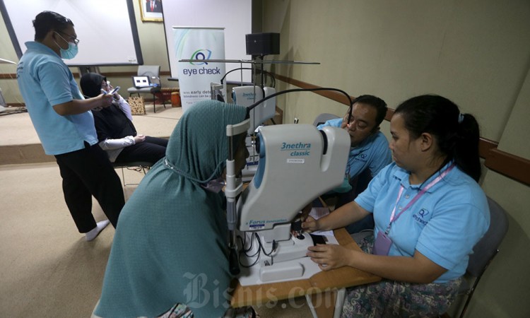 Pemeriksaan Mata Gratis Peringatan Hari Guru