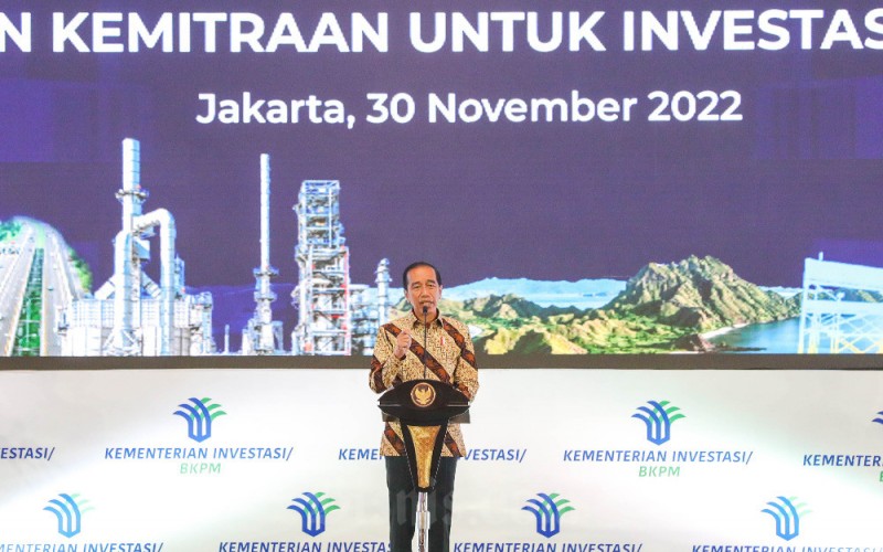 Presiden Joko Widodo memberikan pemaparan dalam Rapat Koordinasi Nasional Investasi 2022 di Jakarta, Rabu (30/11). Kementerian Investasi/Badan Koordinasi Penanaman Modal (BKPM) menyampaikan pihaknya berjanji bahwa target investasi sebesar Rp1.200 triliun akan tercapai tahun ini. Adapun hingga akhir kuartal III-2022, pencapaian realisasi investasi telah mencapai Rp894 triliun atau 74,4 persen dari target. Bisnis/Himawan L Nugraha