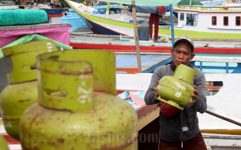 Pekerja memindahkan tabung gas elpiji 3 kilogram untuk didistribusikan dikepulauan sekitar Makassar, Sulawesi Selatan, Rabu (30/11/2022). Hingga 20 November ini, Pertamina Patra Niaga telah menuntaskan penyaluran konversi LPG bagi 5.244 paket konverter kit bagi nelayan dan 6.655 paket konverter kit bagi petani. Karena ini diberikan kepada nelayan dan petani yang berhak. Bisnis/Paulus Tandi Bone
