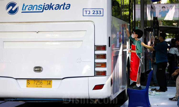 Sambut Hari Disabilitas, PT Transjakarta Ajak 15 Anak Disibiltas Melukis Bus Transjakarta