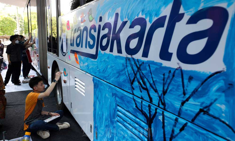 Sambut Hari Disabilitas, PT Transjakarta Ajak 15 Anak Disibiltas Melukis Bus Transjakarta