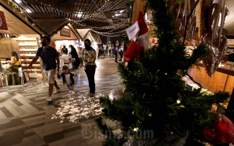 Pengunjung melihat-lihat sejumlah tenan pada even bazaar Goldilockâs Markt Christmas Market di Gastro Market, Pullman Bandung Grand Central, Bandung, Jawa Barat, Jumat (2/12/2022). Bazaar yang digelar Rufous Events dalam rangka menyambut Natal dan Tahun baru 2023 ini menghadirkan sedikitnya 40 tenan, mulai dari kuliner hingga fesyen bertema natal. Selain bazaar, dalam even tersebut juga menampilkan Christmas Performance, Christmas Workshop, Santa Meet and Greet serta fesyen dan lifestyle. Bisnis/Rachman