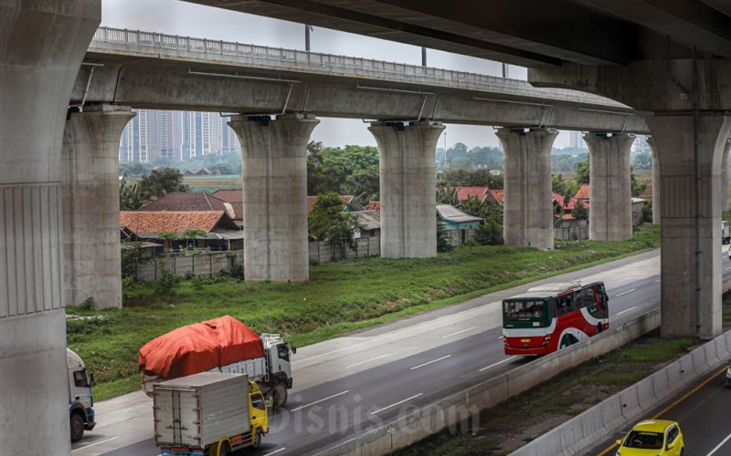 Kendaraan melintas disekitar proyek pembangunan kereta cepat di Bekasi, Jawa Barat, Jumat (2/12/2022). Progres pembangunan Kereta Cepat Jakarta-Bandung (KCJB) secara  keseluruhan telah mencapai 88,8%, diharapkan pada Juni 2023 dapat mulai beroperasi. Nantinya tiket Kereta Cepat JakartaâBandung akan dijual Rp250.000 untuk jarak terjauh terlebih dahulu selama 3 tahun pertama. Bisnis/Abdurachman