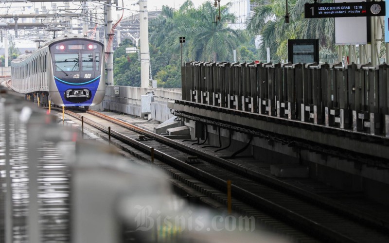 Penumpang memasuki kereta Moda Raya Terpadu (MRT) di Stasiun Asean, Jakarta, Minggu (4/12). Pemerintah menyampaikan akan mengedepankan skema pendanaan kerja sama pemerintah dan badan usaha (KPBU) untuk proyek mass rapid transit (MRT) dan light rail transit (LRT) di Medan, Bandung, Surabaya, dan Bali. Rencana pengembangan kedua moda transportasi di empat kota besar itu sudah masuk dalam rencana strategis (renstra) Kemenhub dan saat ini rencana pengembangannya berada dalam tahap studi. Bisnis/Himawan L Nugraha