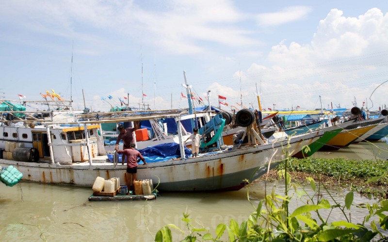 Nelayan menaikkan logistik persiapan melaut selama seminggu lebih  di sungai Jeneberang, Makassar, Sulawesi Selatan, Senin (5/12/2022). Kementerian Kelautan dan Perikanan (KKP) mencatat nilai ekspor produk perikanan sepanjang Januari-September mencapai US$4,61 miliar atau 64,65 persen dari target 2022. Bisnis/Paulus Tandi Bone
