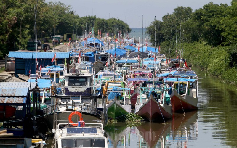 Kapal nelayan terparkir di sungai Jeneberang, Makassar, Sulawesi Selatan, Senin (5/12/2022). Kementerian Kelautan dan Perikanan (KKP) mencatat nilai ekspor produk perikanan sepanjang Januari-September mencapai US$4,61 miliar atau 64,65 persen dari target 2022. Bisnis/Paulus Tandi Bone