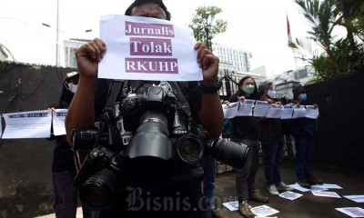 Jurnalis di Bandung Gelar Aksi Menolak RKUHP di Depan Gedung DPRD Provinsi Jabar