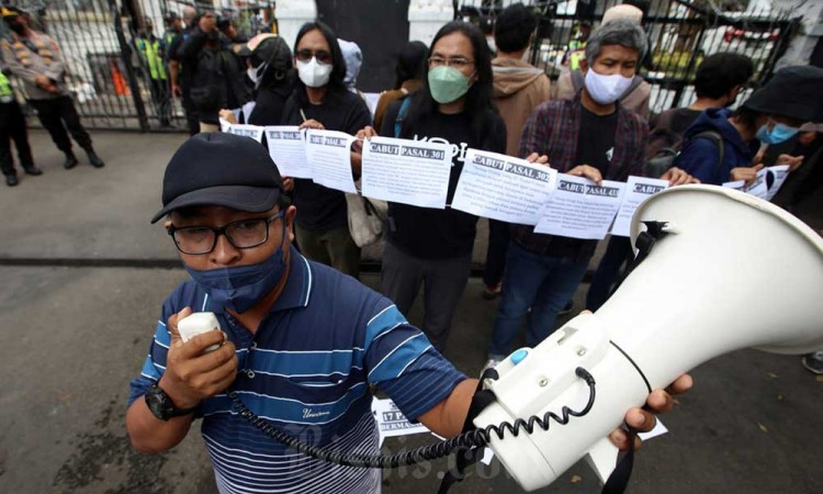 Jurnalis di Bandung Gelar Aksi Menolak RKUHP di Depan Gedung DPRD Provinsi Jabar