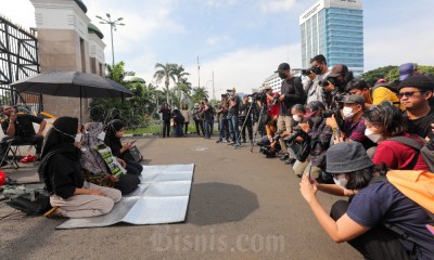 Tolak RKUHP, Massa Aksi Berkemah di Depan Gedung DPR MPR