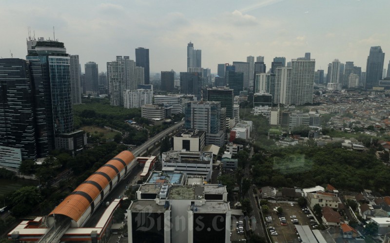 Pemandangan gedung perkantoran di Jakarta, Selasa (6/12/2022). Kementerian Keuangan mencatat serapan belanja untuk penanganan Covid-19 dan pemulihan ekonomi nasional (PEN) baru terealisasi sebesar Rp280,7 triliun hingga 31 Oktober 2022, atau 61,6 persen dari pagu anggaran sebesar Rp455,62 triliun. Bisnis/Arief Hermawan P