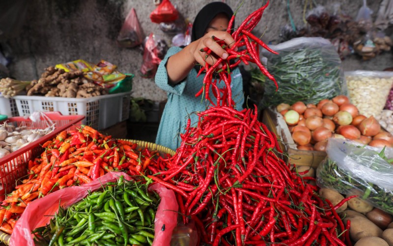 Pedagang melayani pembeli di salah satu pasar tradisional di Jakarta, Rabu (7/12). Pemerintah menyampaikan bahwa tingkat inflasi pada akhir 2022 diproyeksikan mencapai kisaran 5,34 persen hingga 5,5 persen. Bisnis/Himawan L Nugraha