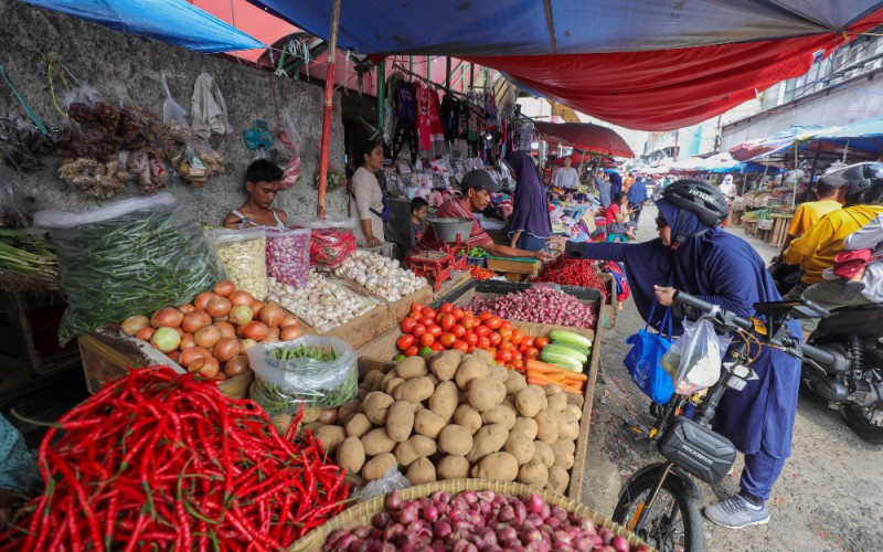 Pedagang melayani pembeli di salah satu pasar tradisional di Jakarta, Rabu (7/12). Pemerintah menyampaikan bahwa tingkat inflasi pada akhir 2022 diproyeksikan mencapai kisaran 5,34 persen hingga 5,5 persen. Bisnis/Himawan L Nugraha