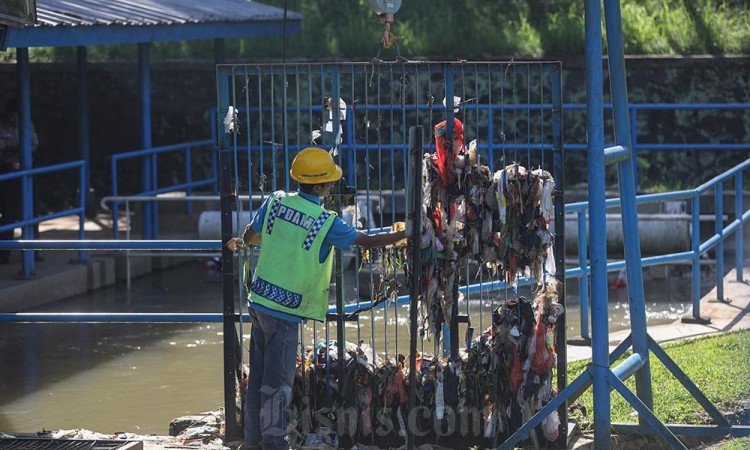 Sampah di Sungai Cisadane Mencapai 7 Ton Dalam Satu Bulan