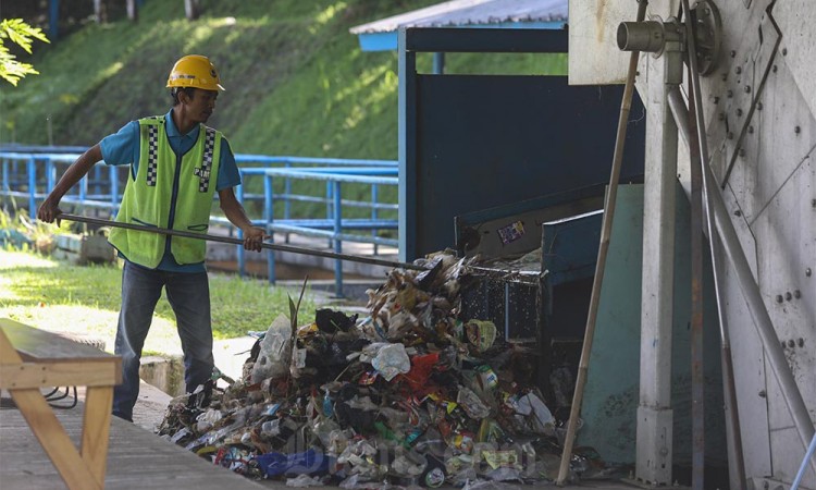 Sampah di Sungai Cisadane Mencapai 7 Ton Dalam Satu Bulan