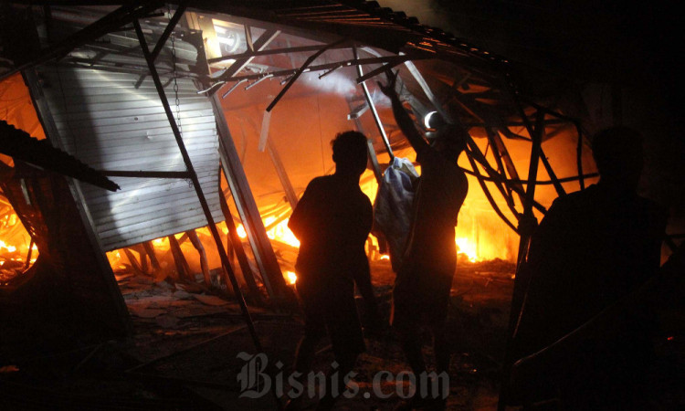 Ratusan Kios Pedagang di Pasar Sentral Makassar Hangus Terbakar