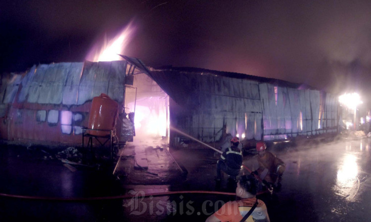 Ratusan Kios Pedagang di Pasar Sentral Makassar Hangus Terbakar