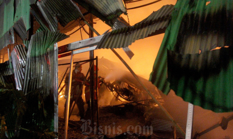 Ratusan Kios Pedagang di Pasar Sentral Makassar Hangus Terbakar
