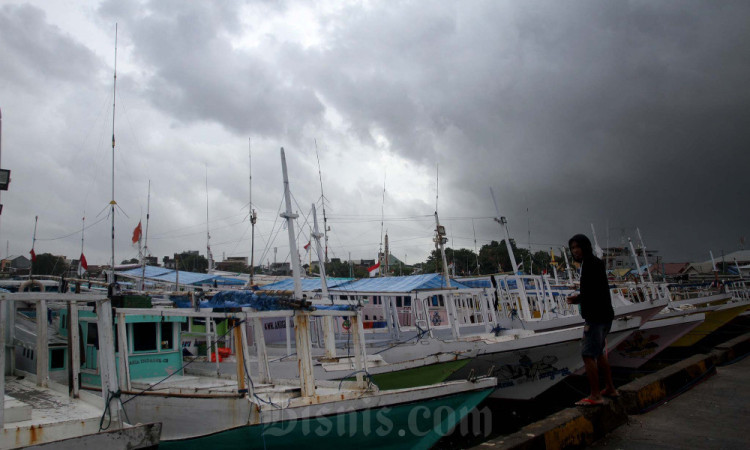 Cuaca Buruk Membuat Nelayan di Makassar Tidak Melaut