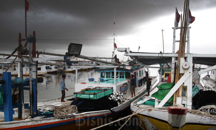 Cuaca Buruk Membuat Nelayan di Makassar Tidak Melaut