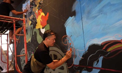 Seniman di Jawa Tengah Menggambar Mural Wayang Rama Bergawa