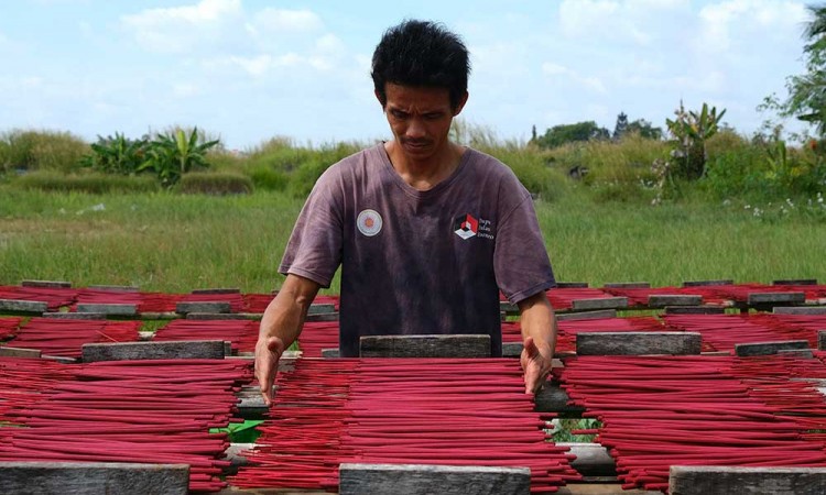 Melihat Produksi Hio Dupa di Kalimantan Barat