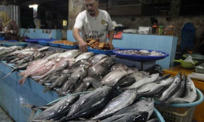 Cuaca Buruk Membuat Pedagang Ikan Segar Kekurangan Pasokan