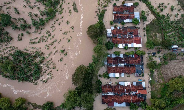 Banjir Bandang Terjang Perumahan di Semarang