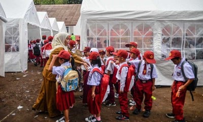 Ratusan Siswa di Cianjur Terpaksa Sekolah di Tenda Darurat