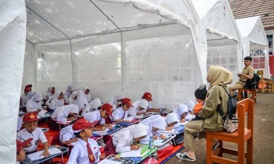 Ratusan Siswa di Cianjur Terpaksa Sekolah di Tenda Darurat