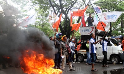 Kontrak Berakhir, Tenaga Alih Daya Gelar Unjuk Rasa di Depan Kantor PLN