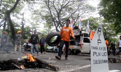 Kontrak Berakhir, Tenaga Alih Daya Gelar Unjuk Rasa di Depan Kantor PLN