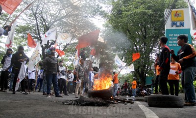 Kontrak Berakhir, Tenaga Alih Daya Gelar Unjuk Rasa di Depan Kantor PLN