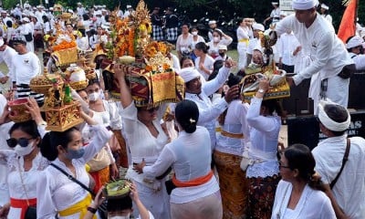 Persiapan Persembahyangan Hari Raya Kuningan di Bali