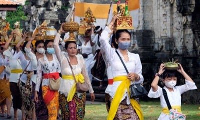 Persiapan Persembahyangan Hari Raya Kuningan di Bali