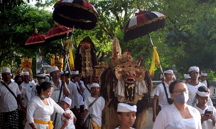 Persiapan Persembahyangan Hari Raya Kuningan di Bali